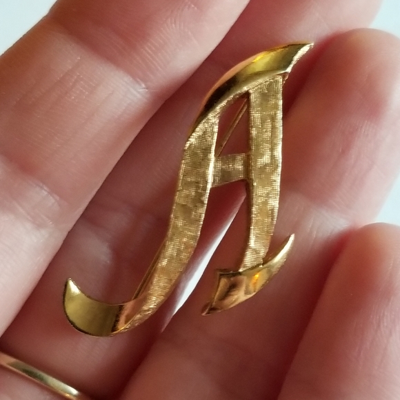 Relisted -Vintage letter A brooch textured gold tone pin initial - Picture 2 of 8